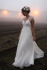 Vestido de novia de gasa sin mangas con escote en V y encaje